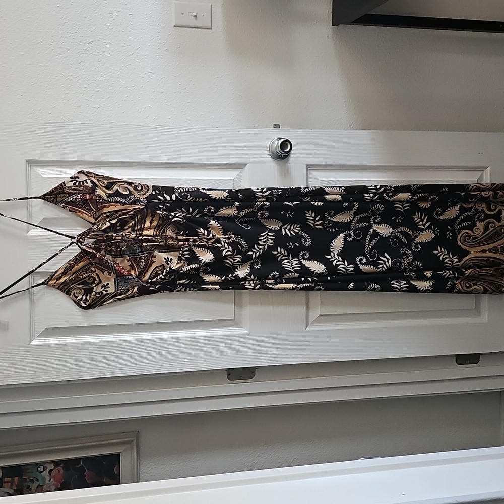 Elegant Black and Gold Paisley Maxi Dress - Picture 4 of 8